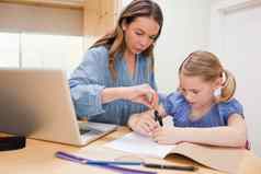 女人帮助女儿家庭作业