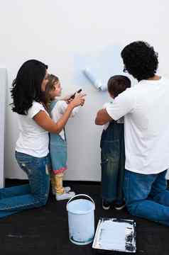 爱的父母帮助孩子们油漆