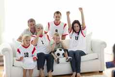 快乐家庭看足球匹配电视