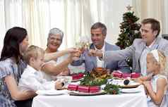 家庭喝烤面包圣诞节晚餐
