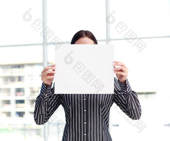 微笑女人显示大业务卡前面脸
