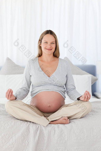 漂亮的怀孕了女人瑜伽