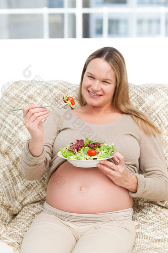 美丽的怀<strong>孕</strong>了女人持有碗沙拉
