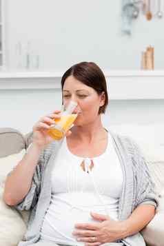 怀孕了女人喝橙汁