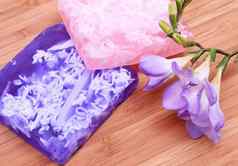 淡紫色粉红色的肥皂木背景水疗中心作文