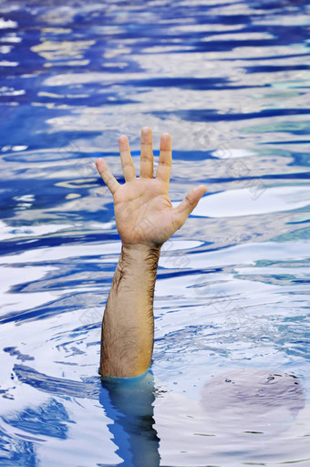 手溺水男人。