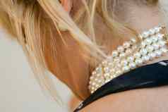 女人穿珍珠项链