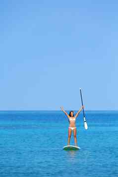 有抱负的海滩生活方式女人paddleboard