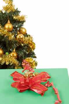 黄色的装饰圣诞节树礼物红色的丝带
