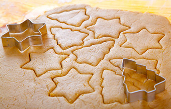 切割饼干面团明星形状自制的圣诞节