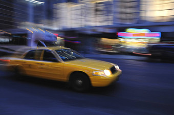 出租车出租车超速行驶城市街晚上
