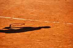 网球球员影子粘土网球法院