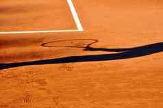 网球球员影子粘土网球法院