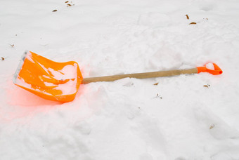 橙色雪清洁工具谎言休息雪堆冬天