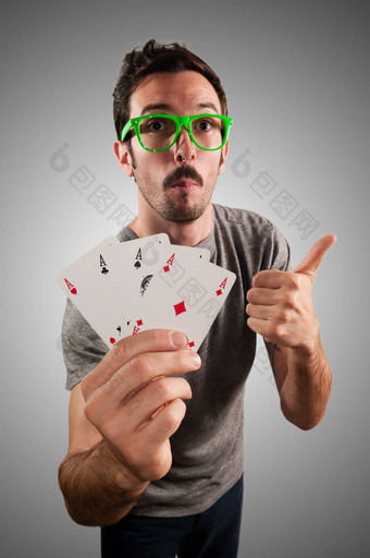 赢家的家伙持有扑克卡片