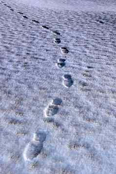 足迹跟踪冷雪覆盖链接高尔夫球