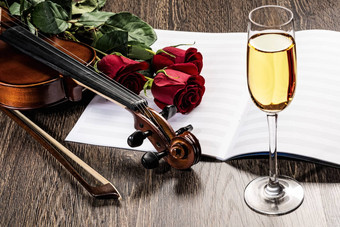小提琴玫瑰玻璃香槟音乐书