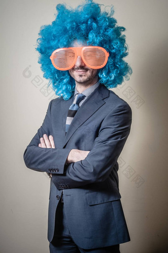 有趣的商人大橙色眼镜蓝色的假发