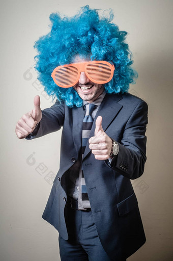 有趣的商人大橙色眼镜蓝色的假发