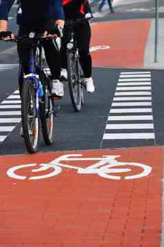 自行车路标志自行车骑手