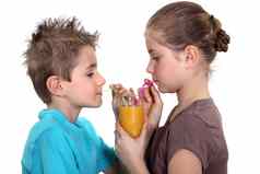 孩子们分享橙色汁