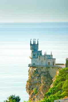 城堡吞下的巢陡峭的悬崖海
