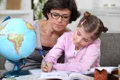 女人帮助孩子家庭作业