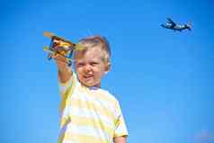 男孩玩玩具飞机