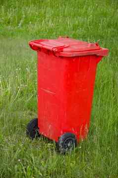 红色的垃圾桶绿色夏天度假胜地草