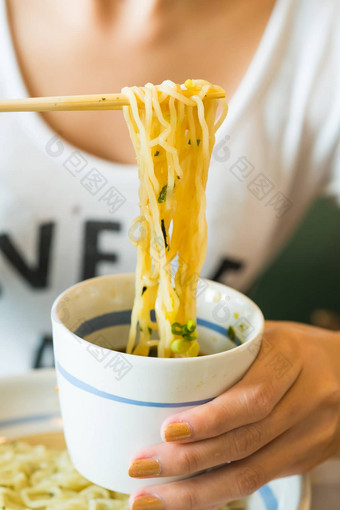 浸渍冷面条扎鲁荞麦酱汁日本食物风格