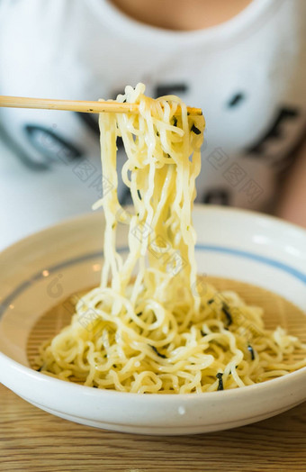 浸渍冷面条扎鲁荞麦酱汁日本食物风格