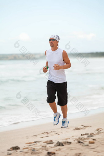 男人。慢跑海滩夏季体育<strong>运动健身</strong>