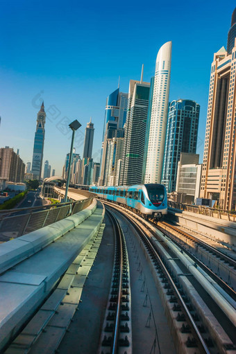 迪拜地铁视图城市地铁车