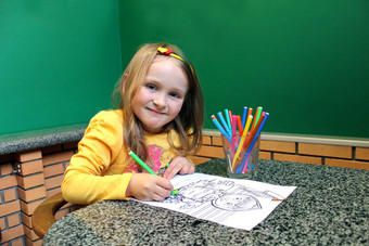 女孩画铅笔图像