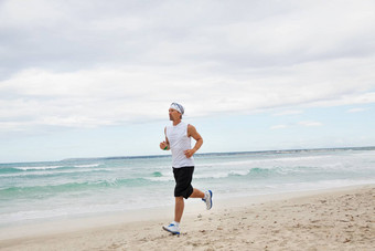 男人。慢跑海滩夏季体育<strong>运动健身</strong>