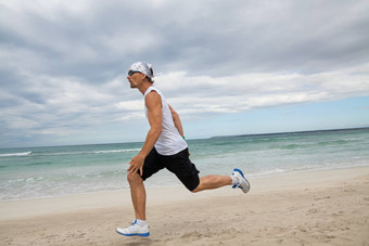 男人。慢跑海滩夏季体育运动健身