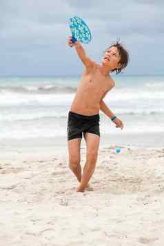 快乐孩子孩子男孩玩皮球海滩夏天
