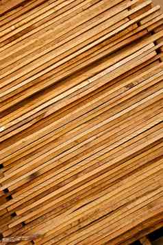 堆栈粗糙的减少木木材角