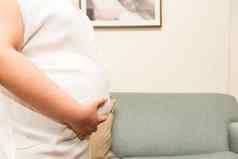个月亚洲泰国女人怀孕了肚子