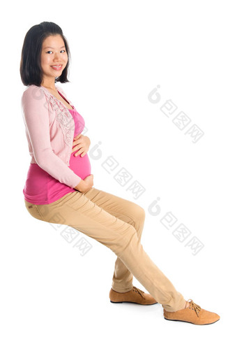怀孕了亚洲女人坐着