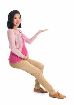 怀孕了亚洲女人手显示空空间