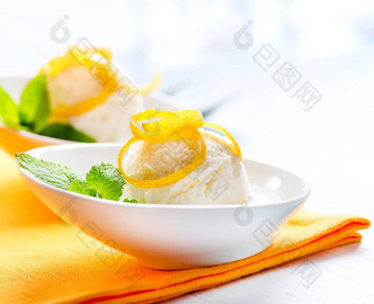 冰奶油自制的柠檬冰淇淋甜点