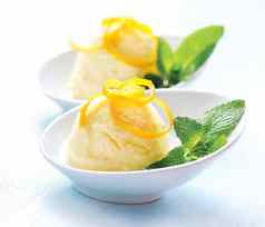 冰奶油自制的柠檬冰淇淋甜点