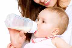 喂养婴儿婴儿吃牛奶瓶