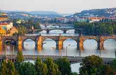 视图伏尔塔瓦河河桥梁照耀日落太阳布拉格捷克共和国