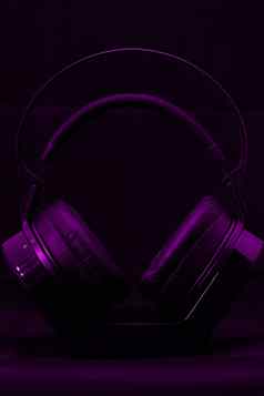 耳机紫色的背景