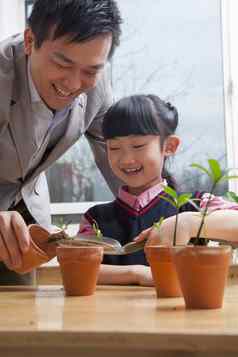 老师女学生种植植物花锅