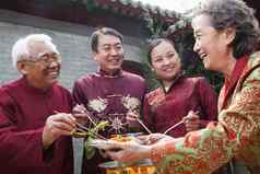 家庭享受中国人餐传统的中国人服装