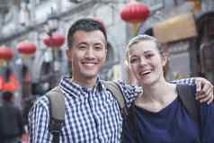 肖像年轻的夫妇中国人体系结构背景