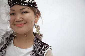 肖像年轻的微笑女人传统的服装哈萨克斯坦工作室拍摄